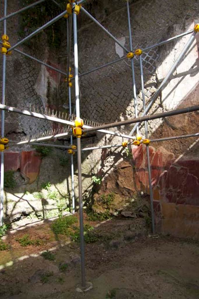 House of Dionysiac Reliefs, Herculaneum. July 2010. Room (m), with painted walls.
Photo courtesy of Michael Binns.